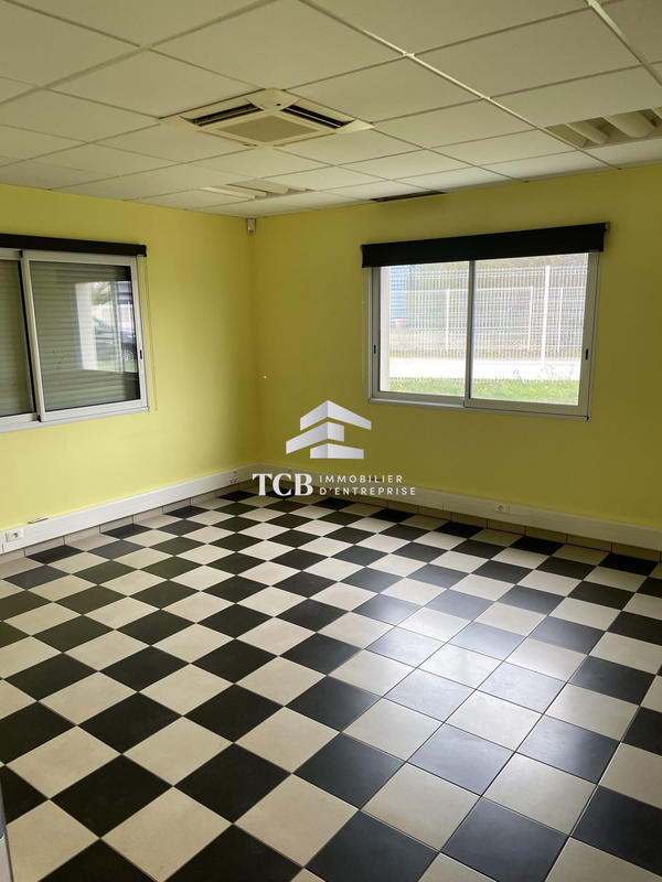 Local d'activités - 688 m²