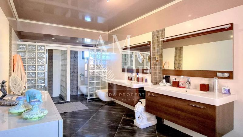 Villa - 389 m² - 10 pièces