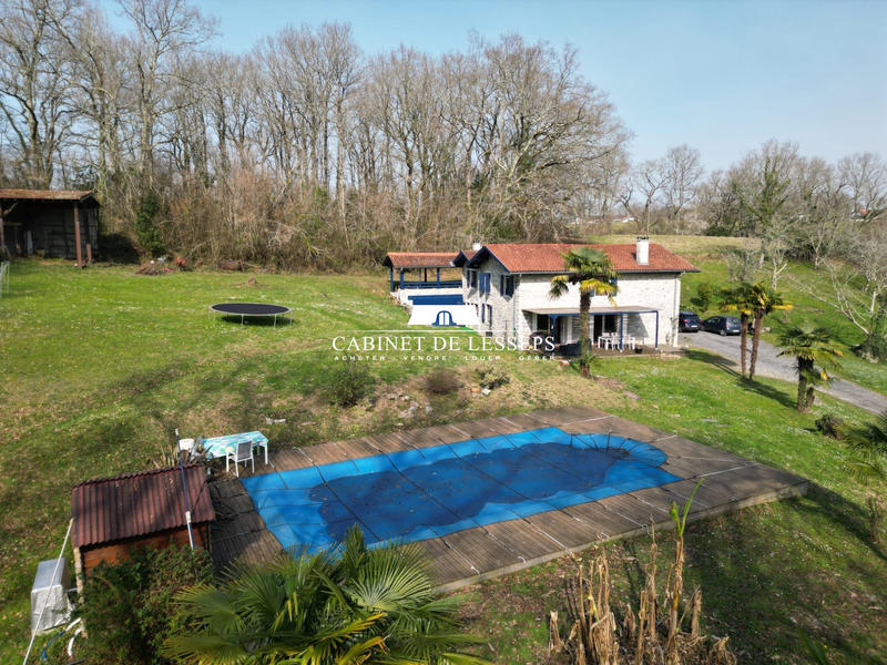 Maison - 238 m² - 7 pièces