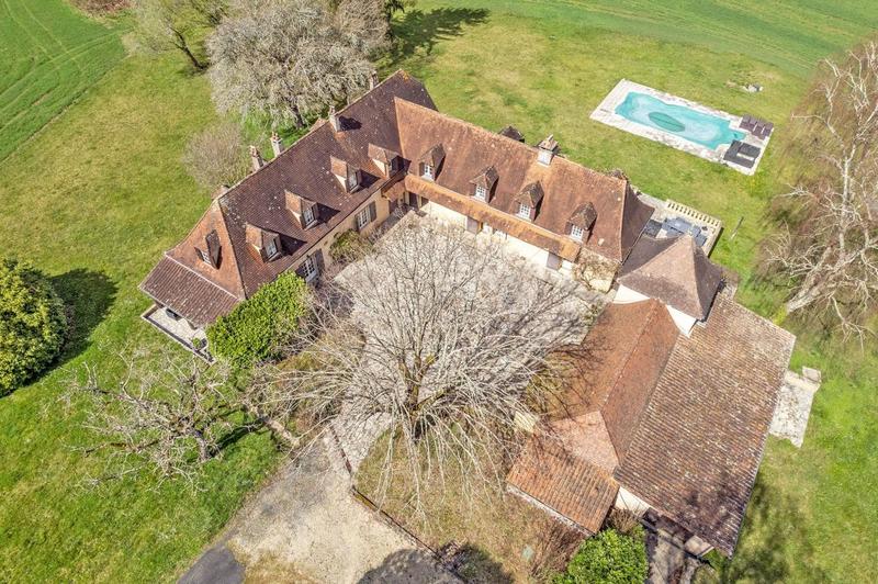 Maison - 242 m² - 11 pièces