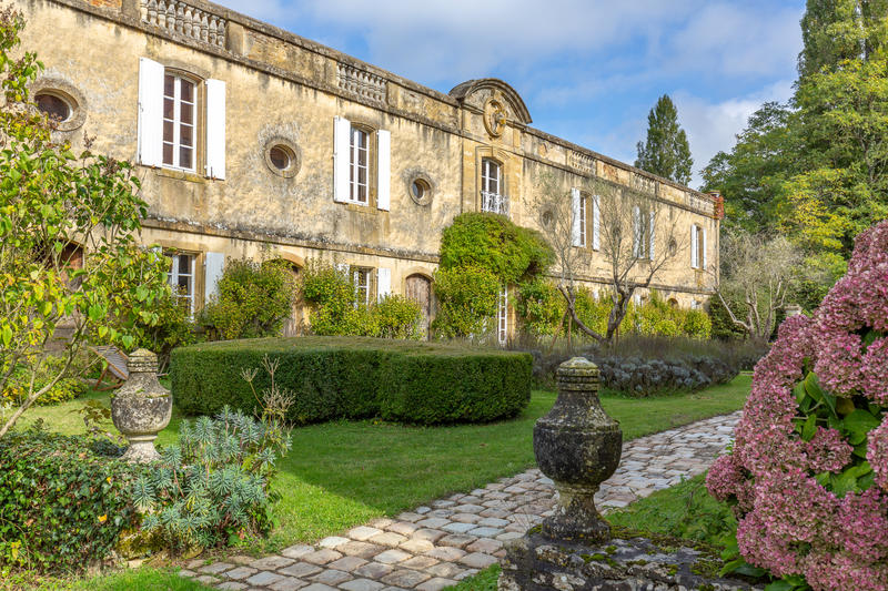 Château - 1 302 m² - 25 pièces