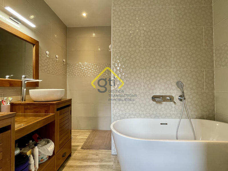 Maison - 180 m² - 7 pièces