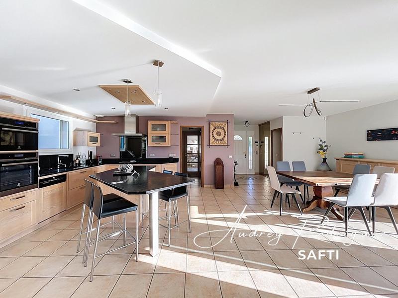 Villa - 210 m² - 8 pièces