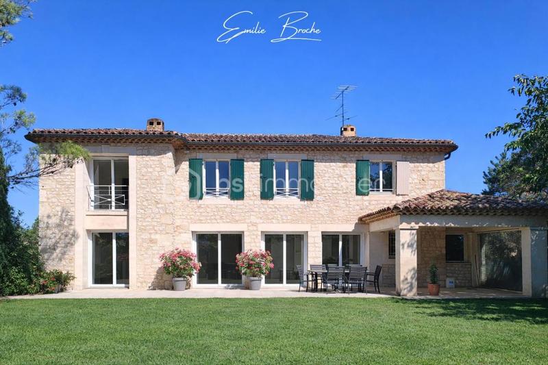 Maison traditionnelle - 240 m² - 10 pièces