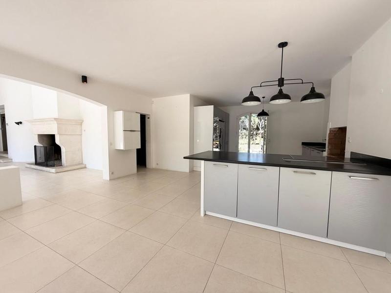 Maison - 242 m² - 9 pièces