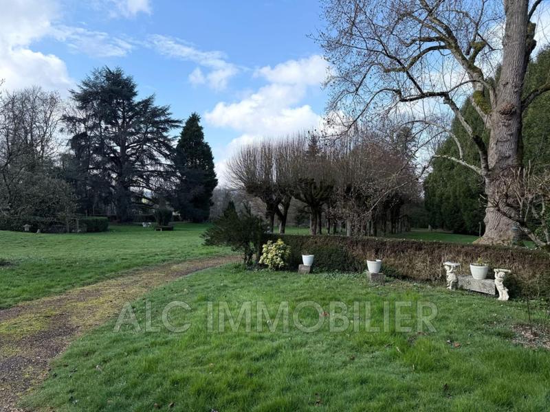 Propriété - 1 040 m² - 24 pièces