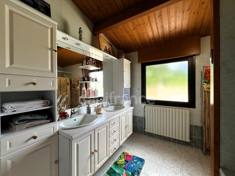 Demeure - 254 m² - 9 pièces