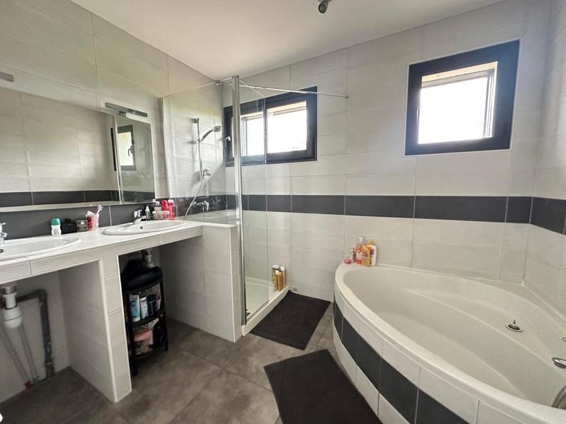 Maison - 200 m² - 6 pièces