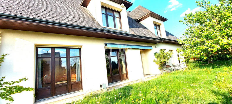 Maison - 233 m² - 9 pièces