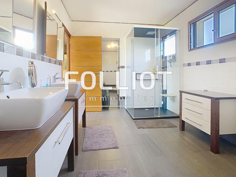 Maison - 300 m² - 8 pièces