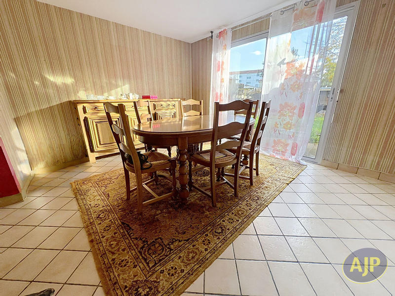 Maison - 90 m² - 5 pièces