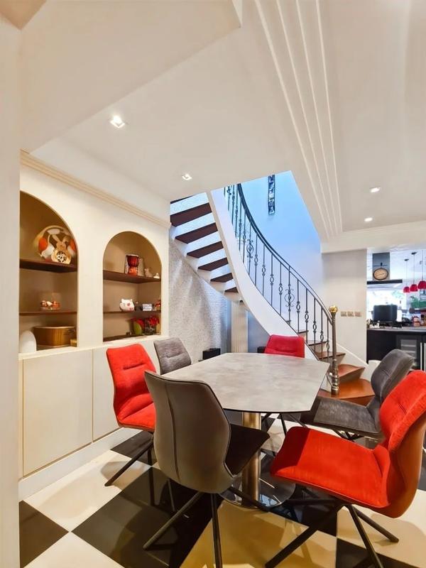 Maison - 230 m² - 7 pièces