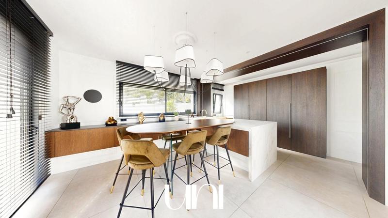 Maison - 300 m² - 7 pièces