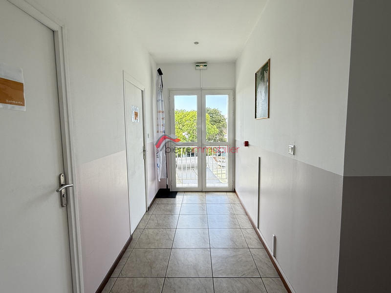 Local commercial - 200 m² - 8 pièces