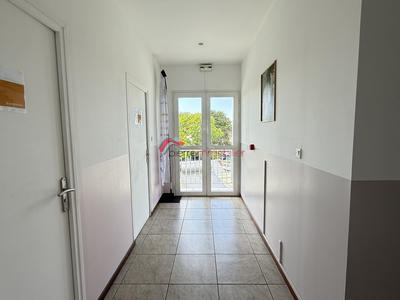 Local commercial - 200 m² - 8 pièces