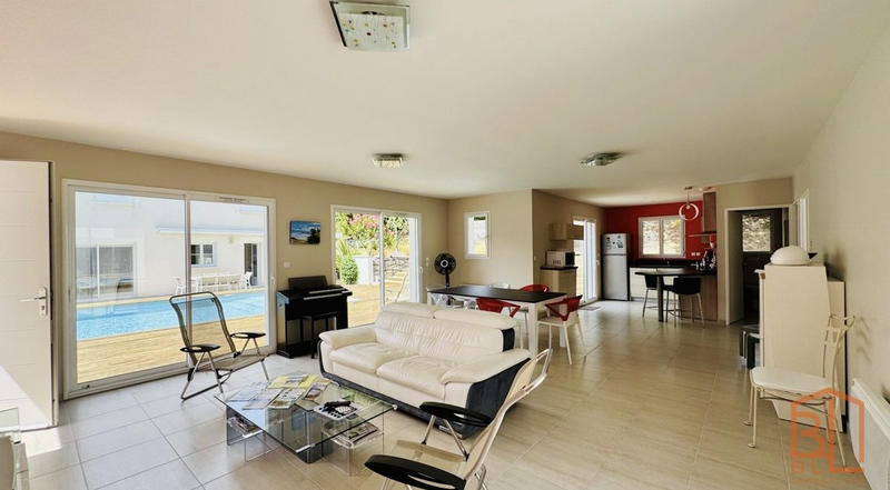 Maison traditionnelle - 274 m² - 11 pièces