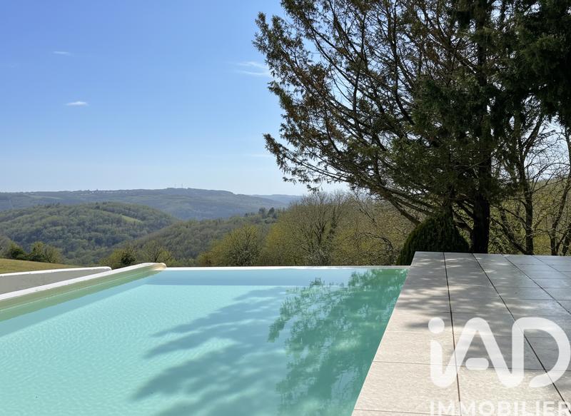 Maison - 228 m² - 8 pièces