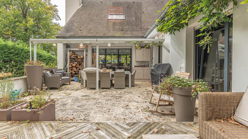 Maison - 300 m² - 8 pièces