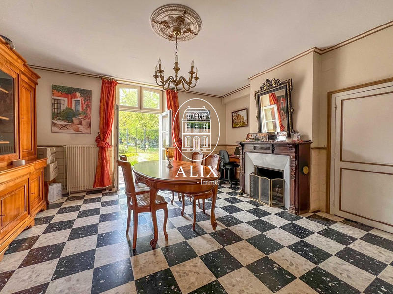 Maison - 252 m² - 10 pièces