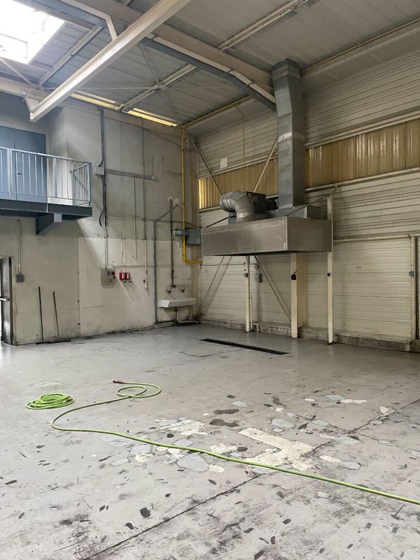Local d'activité / Entrepôt - 680 m²