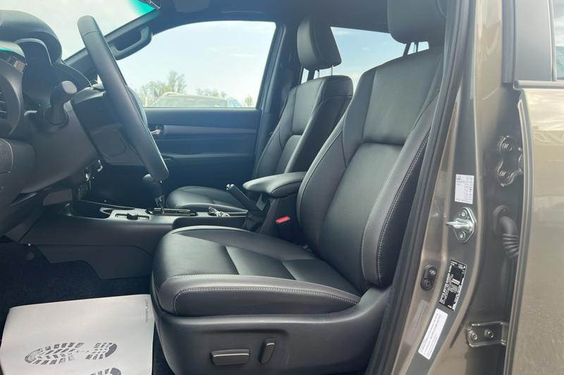 Toyota Hilux 2.8 204 Bva Invincible 4p