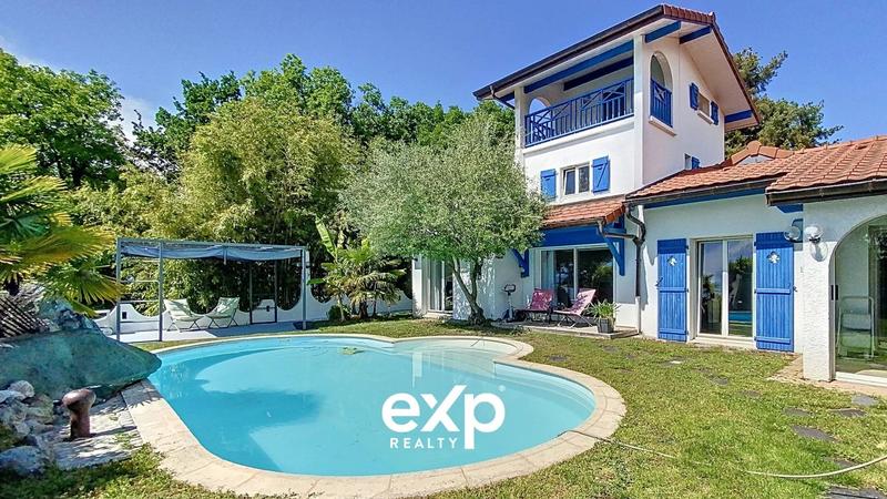 Maison - 219 m² - 9 pièces