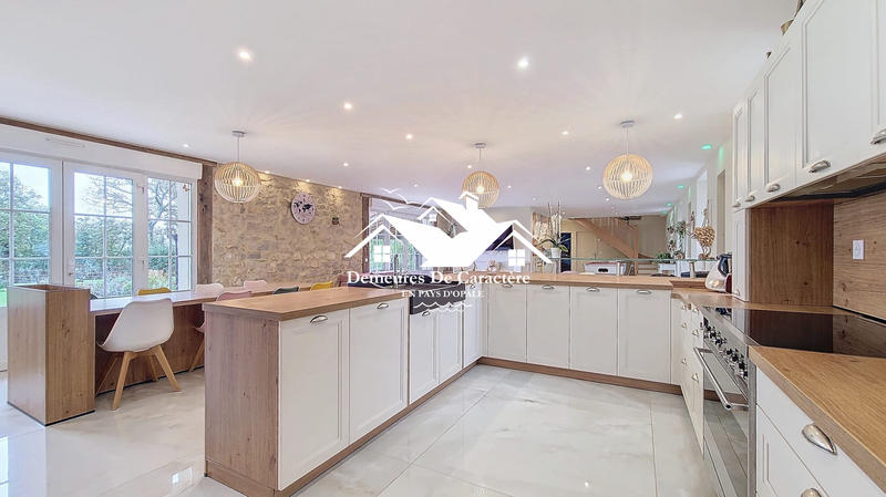Maison - 360 m² - 12 pièces