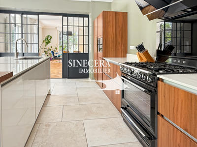 Propriété - 360 m² - 14 pièces