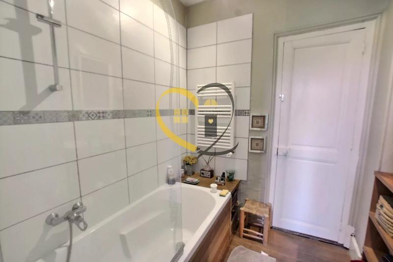 Maison - 222 m² - 8 pièces