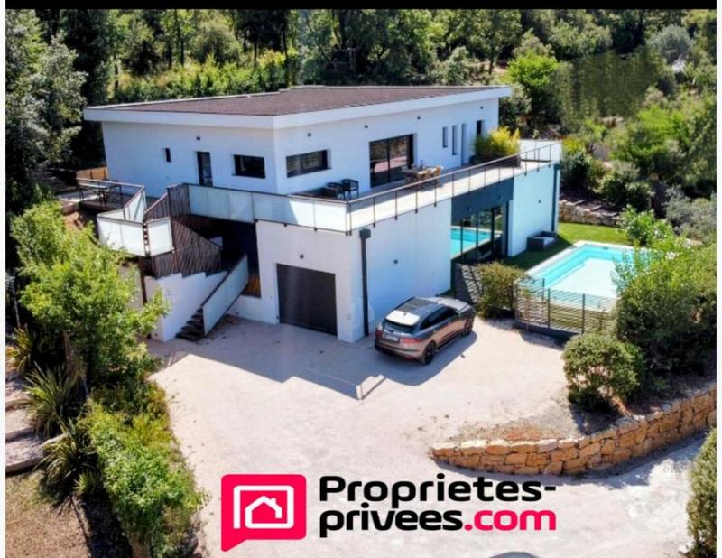 Propriété - 225 m² - 8 pièces