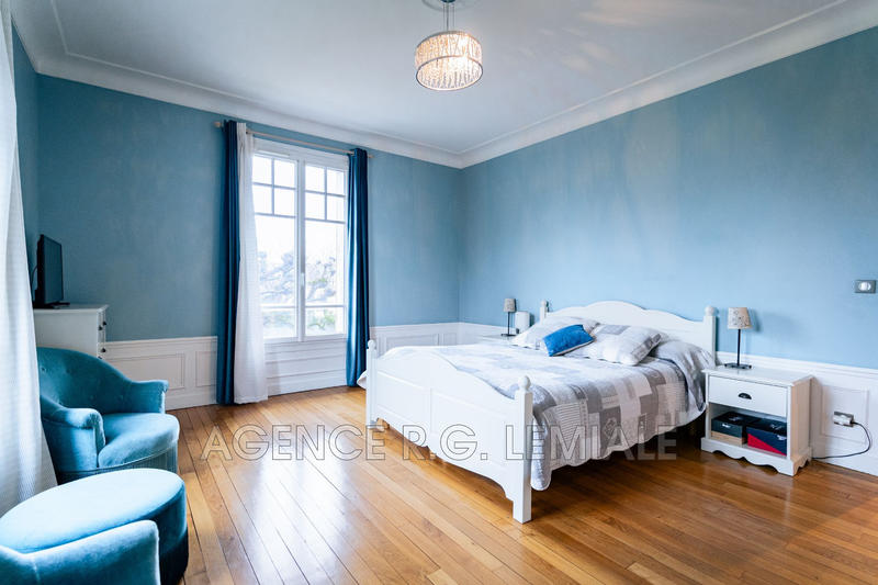 Maison - 230 m² - 11 pièces