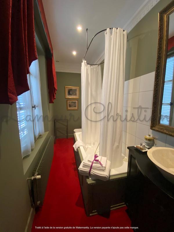 Maison - 360 m² - 13 pièces