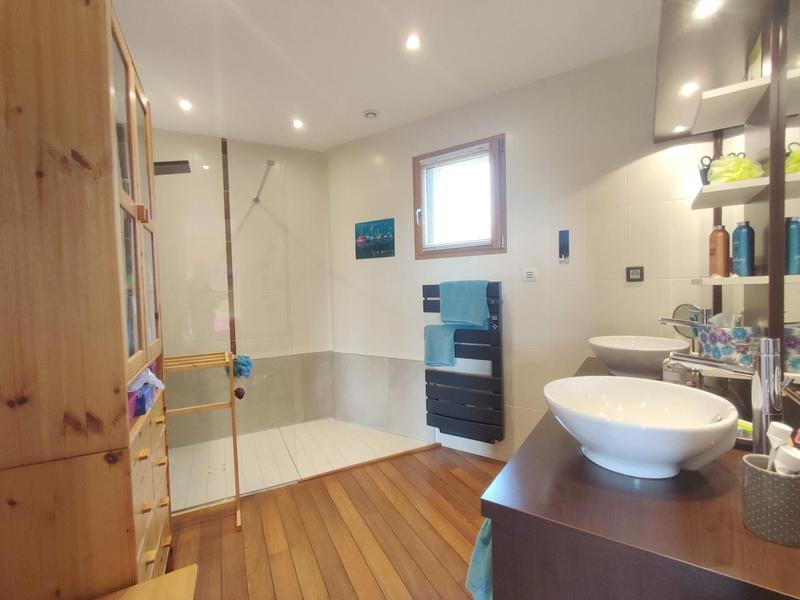 Maison - 242 m² - 8 pièces