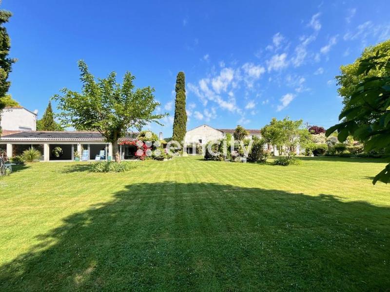 Demeure - 420 m² - 6 pièces