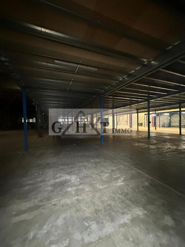 Entrepôt - 2 425 m²