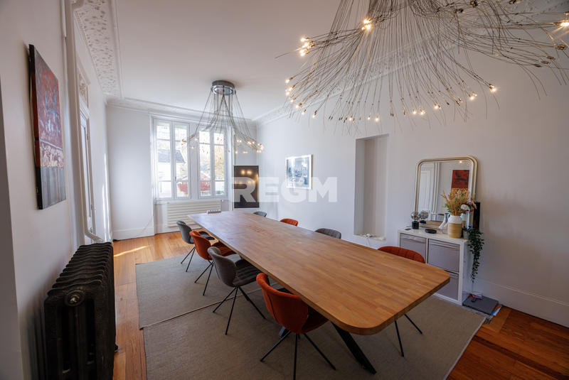 Propriété - 260 m² - 8 pièces