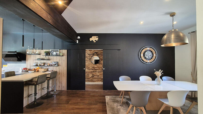 Maison - 330 m² - 8 pièces