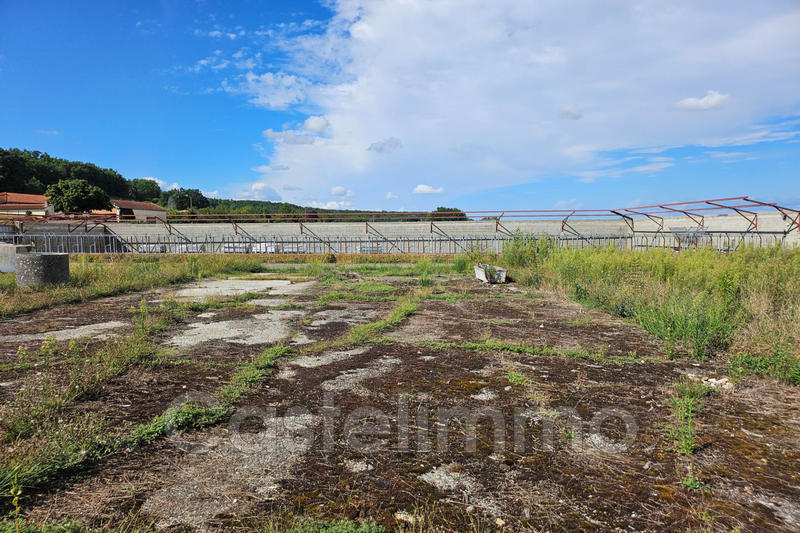 Maison - 590 m² - 1 pièce