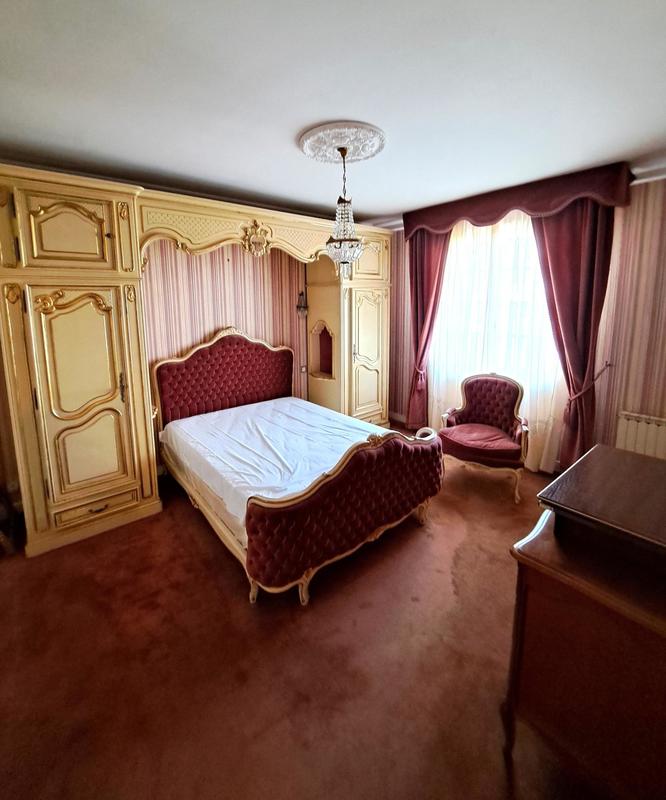 Maison - 242 m² - 8 pièces