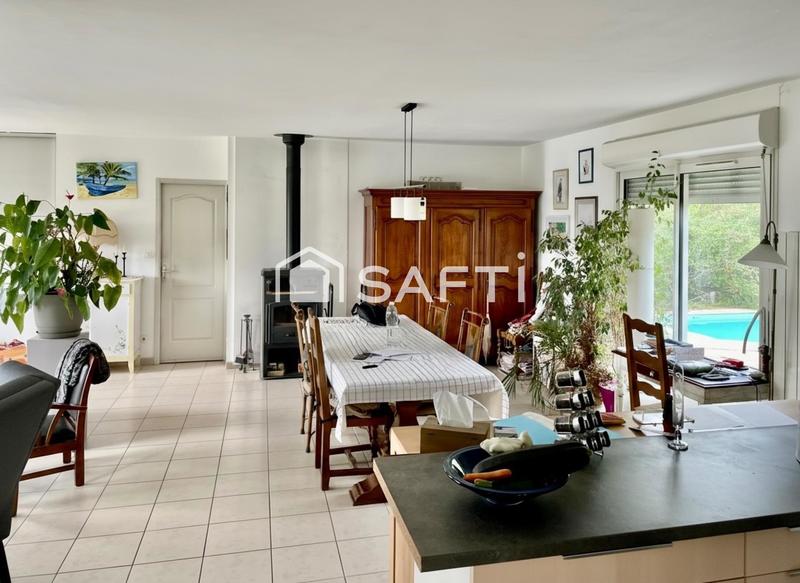 Maison - 210 m² - 10 pièces