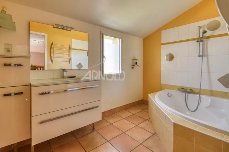 Maison - 236 m² - 8 pièces