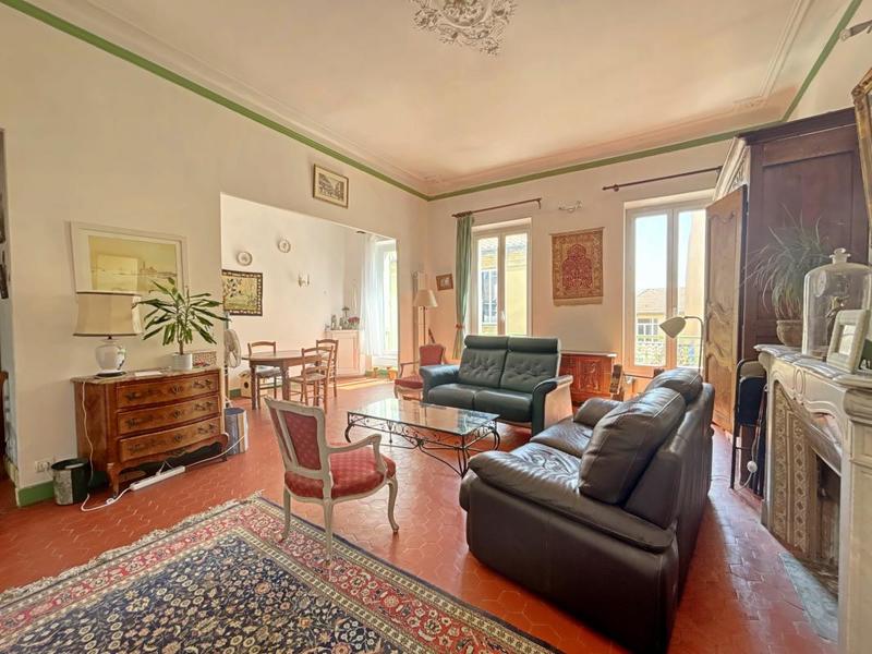 Maison - 250 m² - 8 pièces