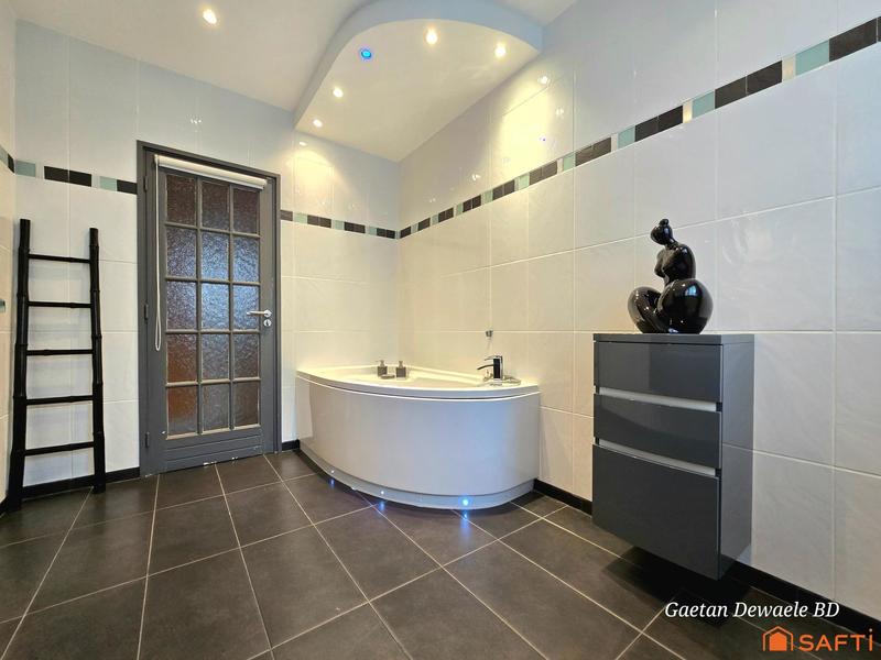 Maison - 243 m² - 10 pièces