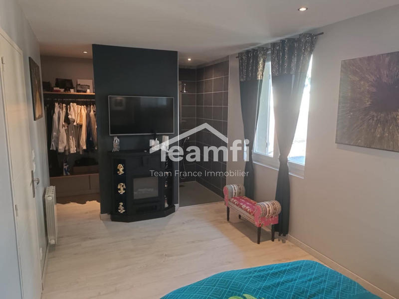 Maison - 240 m² - 8 pièces