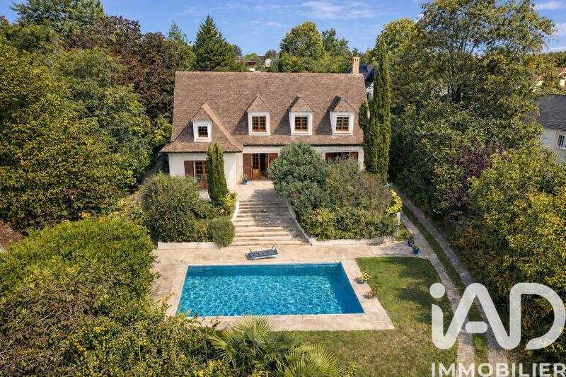 Maison - 235 m² - 10 pièces