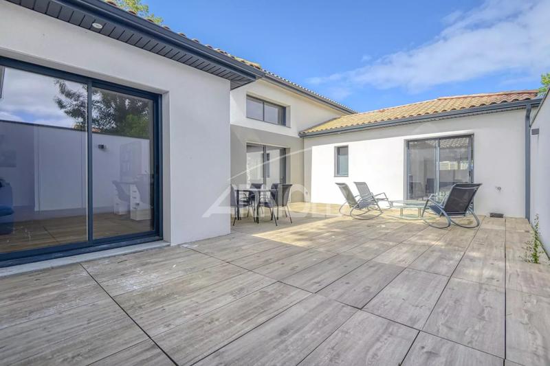 Maison - 208 m² - 8 pièces