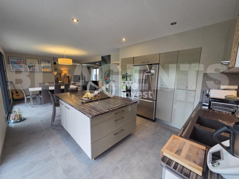 Maison - 180 m² - 9 pièces