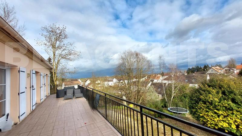 Maison - 177 m² - 9 pièces