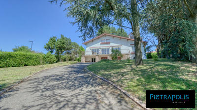 Maison - 220 m² - 9 pièces