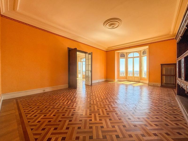 Appartement - 242 m² - 5 pièces